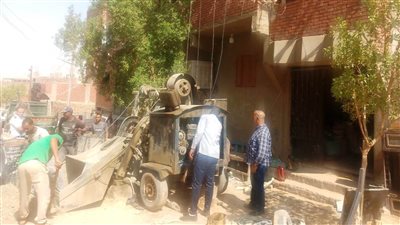 رفع تراكمات الرمال من الطريق الرئيسي الصحراوي وصيانة مدخل لانشات بأسوان
