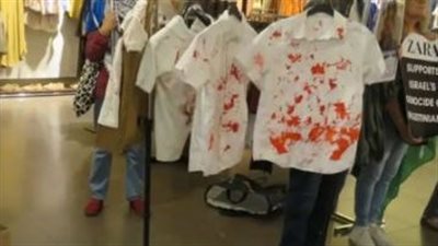 قمصان ملطخة بالأحمر داخل زارا.. مظاهرة داعمة لفلسطين في مدينة أبردين الأسكتلندية 