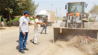 رفع كميات ضخمة من التراكمات بالطريق الدائري في المنيا