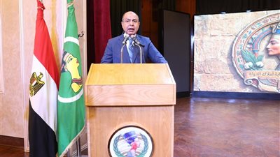 محافظ المنيا يسلم 550 عقدًا لتقنين أراضي أملاك الدولة.. ويؤكد: لا تهاون مع التعديات