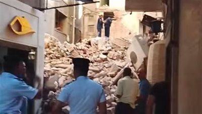 خالٍ من السكان.. محافظ الإسكندرية يتابع تداعيات انهيار منزل من 3 طوابق بمنطقة المندرة
