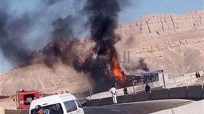 الإطفاء تحاول السيطرة.. النيران تلتهم سيارة ربع نقل على كوبري الشهيد باسم فكري في قنا