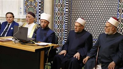 أعطى للوزير جواز سفره.. وزير الأوقاف يحقق أمنية مصلٍ بالحسين بالسفر لأداء العمرة