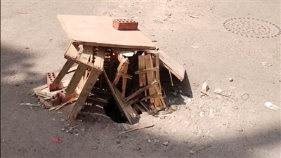 إصلاح هبوطين أرضيين بطريقي أم كلثوم وطنطا في الإسماعيلية لتأمين حركة السيارات