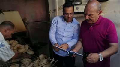 محافظ السويس يفاجئ مخبزًا يتلاعب في الوزن ويحرر محضرًا ضده