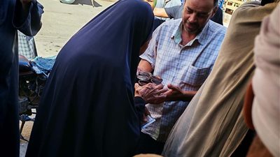 الراحمون يرحمهم الله.. مواطن يوزع العصائر على المواطنين خلال زحام شحن كروت الكهرباء بفرشوط في قنا
