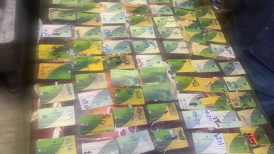 ضبط 141 بطاقة تموينية و30 جوال دقيق مدعم قبل بيعها بالسوق السوداء في قنا 