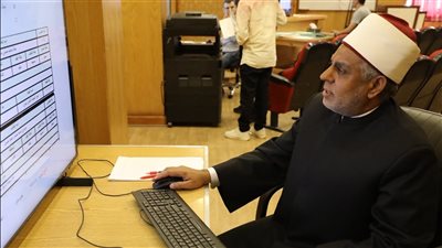 رئيس المعاهد الأزهرية يتابع من الغرفة المركزية انتظام الامتحانات.. ويؤكد سرعة التعامل مع أي معوقات