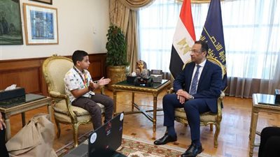 حلمي أفيد مصر.. أول تعليق لمارتيروس مخترع روبوت المرشد السياحي بعد تكريمه من وزير الاتصالات