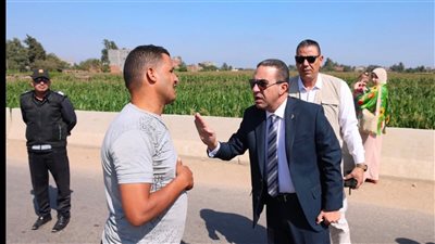 محافظ المنوفية يضبط سيارة مخالفة تسير عكس الاتجاه خلال عودته من زيارة مصابي حادث كفر داوود