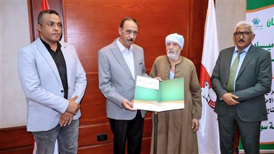 محافظ سوهاج يسلم 20 رأس ماشية لـ20 أسرة.. ويوجه بتخصيص مليون جنيه لتوصيل المياه للأسر الأولى بالرعاية