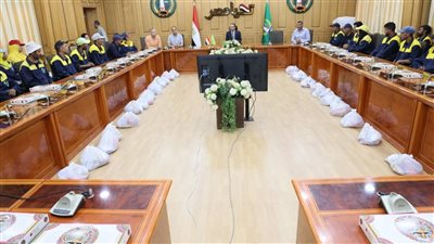 محافظ المنوفية يوزع حلوى المولد ومساعدات عينية وبونات غذائية على عمال النظافة
