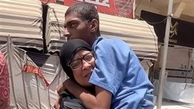 رغم مرضها تحملهم على كتفها.. أم تستغيث من معاناتها طوال 27 عامًا مع أبنائها الثلاثة المصابين بضمور في المخ