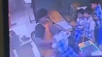 سقط مغشيًا عليه.. وفاة طفل هندي بعد صفعة من معلمته داخل الفصل