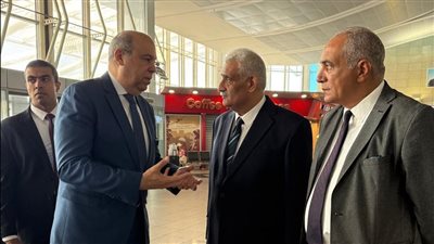خلال تفقده لمطار القاهرة.. وزير الطيران المدني يوجه بتسريع إنهاء إجراءات الركاب