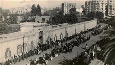 صورة من ذاكرة القاهرة.. موكب الملك فؤاد الأول أمام الجامعة الأمريكية عام 1930