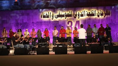 فرقة أيامنا الحلوة تُطرب جمهور المحكى بمهرجان القلعة وتُعيد إحياء الذاكرة بأغانٍ كلاسيكية| صور