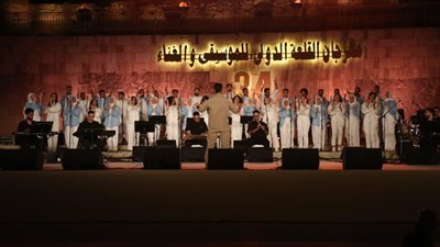 القلعة 34 بين الخبرات الإبداعية والآداء الجماعي: علي الحجار يمزج المشاعر الرومانسية بالقيم النبيلة.. وكورال أون بنغم متجدد في المحكى 