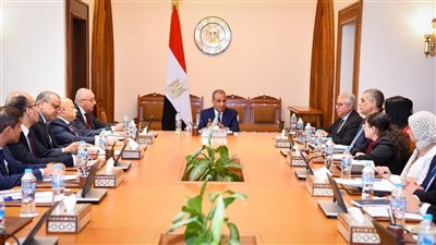 وزير الخارجية يجتمع بقيادات وأعضاء القطاع الاقتصادي بالوزارة