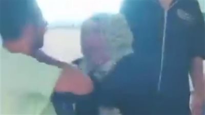 «إنت هتمسك فيا وتمد إيدك عليا؟».. مشادة بين موظفة أمن وأحد المترددين على عيادة التأمين الصحي بالمنيا
