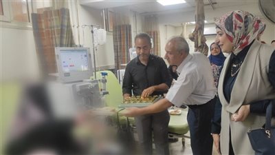بالحلوى والشيكولاتة.. قيادات صحة المنيا تشارك مرضى الغسيل الكلوي فرحة المولد النبوي
