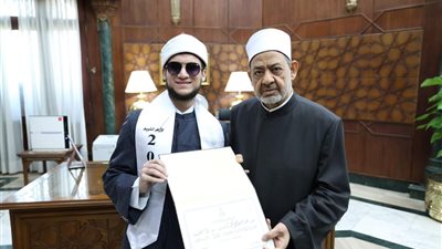 تقديرًا لتفوقهم.. شيخ الأزهر يمنح أوائل الثانوية الأزهرية 100 ألف جنيه ورحلة عمرة لكل طالب