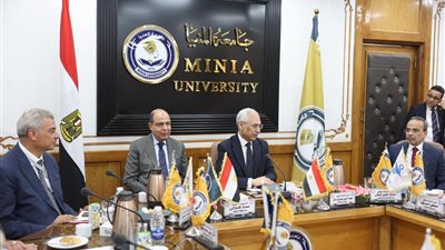 محافظ المنيا يشارك في اجتماع مجلس الجامعة ويؤكد دعم تأهيل الخريجين لسوق العمل