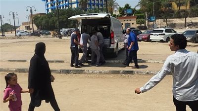 وصول جثمان والدة المخرجة أيتن أمين إلى مسجد السيدة نفيسة لأداء صلاة الجنازة 