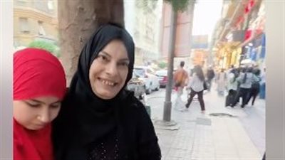 نفسي الناس تشتري مني.. سيدة تبيع الأحذية في الشارع لإعالة أولادها: بصرف عليهم وزوجي متوفى