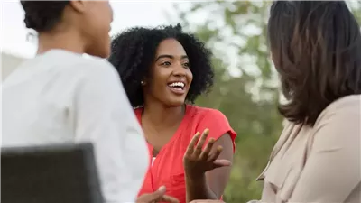 تحيز اللهجات في بريطانيا.. لماذا يشعر البعض أن طريقة كلامهم تؤثر على مستقبلهم؟