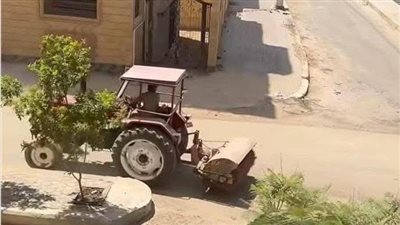 لعدم الالتزام بضوابط تنظيف الأسفلت.. جهاز الشروق يستبعد المقاول والسائق من أعمال طرق الإسكان العائلي