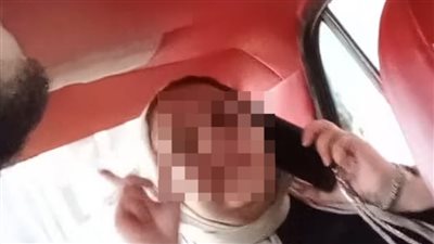اتخانقت معاه بسبب 30 جنيه.. أول تعليق من سائق التاكسي صاحب فيديو تعدي راكبة عليه بالسب