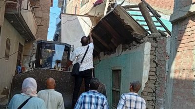 محليات المنوفية تفصل المياه والكهرباء وتزيل واجهة منزل بعد سقوط سقفه بكفر الغنامية
