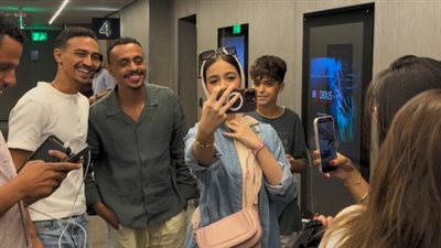 إقبال جماهيري على فيلم محمود التاني بالإسكندرية.. أحمد بحر وغزي يلتقطان الصور مع الجمهور