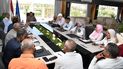 في لقائه الدورى بالصحفيين والإعلاميين.. محافظ أسوان: نعمل بخطط مدروسة لتحسين جودة حياة المواطنين
