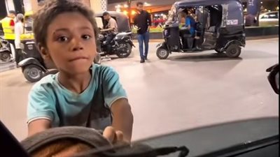 صغير يعمل بمسح السيارات يتصدر التريند بضحكته وعفويته: نفسي أكمل تعليمي 
