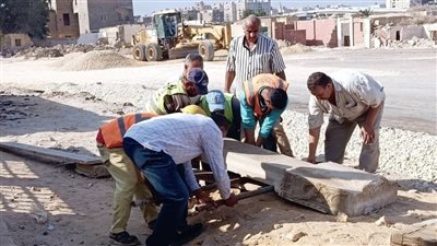 لحمايتها وتأمينها.. نقل الشواهد من أمام حوش الباشا بمنطقة آثار الإمام الشافعي وتخزينها داخله | صور 