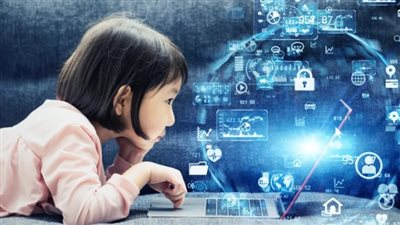 الذكاء الاصطناعي وتربية الأبناء.. أم صنعت نسخة رقمية منها لتظل حاضرة مع ابنها طوال سفرها