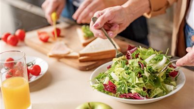 تغيير النظام الغذائي قد يدعم صحتك.. مشروبات وأطعمة لضبط السكر والضغط