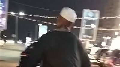 راكب موتوسيكل جديد وبيشحت.. فحص فيديو لشاب يزعم سرقة آخر دراجة نارية في المعادي