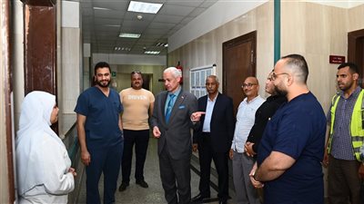 رئيس جامعة أسيوط يجري جولة مفاجئة بمستشفى القلب الجامعي لمتابعة سير العمل والاطمئنان على مستوى الخدمات الطبية