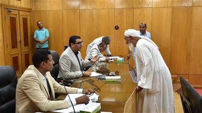 لإنهاء مشكلات المرافق والتقنين.. نائب محافظ الأقصر يستمع لمطالب 50 مواطنا في اليوم المفتوح