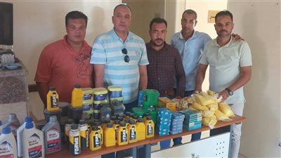 ضبط قطع غيار وزيوت سيارات ومواد غذائية مجهولة المصدر في حملة تموينية ببني سويف