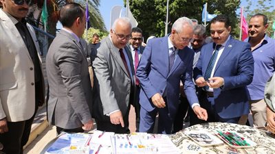 رئيس جامعة المنيا يتابع انطلاق الكشف الطبي للطلاب الجدد بكليتي الطب والصيدلة