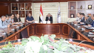 محافظ بني سويف يُناقش موقف العمارات التابعة لصندوق الإسكان الاقتصادي وأعمال الترميم والصيانة
