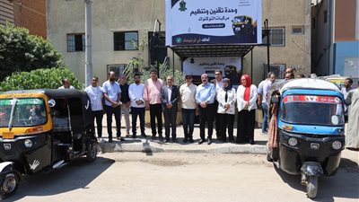 محافظ المنيا يدشن مبادرة تنظيم وتقنين أوضاع «التوك توك» ببني مزار تمهيدًا لتعميمها