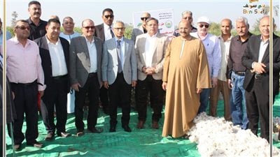 محافظ بني سويف يفتتح موسم جني القطن ويُهنئ المزارعين