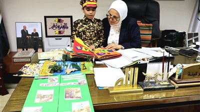 تتمتع بفصاحة وحضور.. مدير تعليم القاهرة تستقبل طالبة بـKG2 شاركت في مسابقة فرسان القراءة