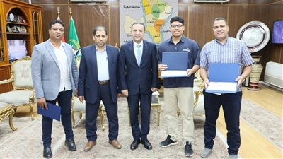 محافظ المنوفية يكرم أوائل مدرسة مياه الشرب ويمنحهم مكافآت مالية
