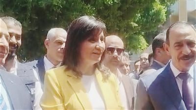 محافظ سوهاج والسفيرة نبيلة مكرم يتفقدان قافلة «إيد واحدة»